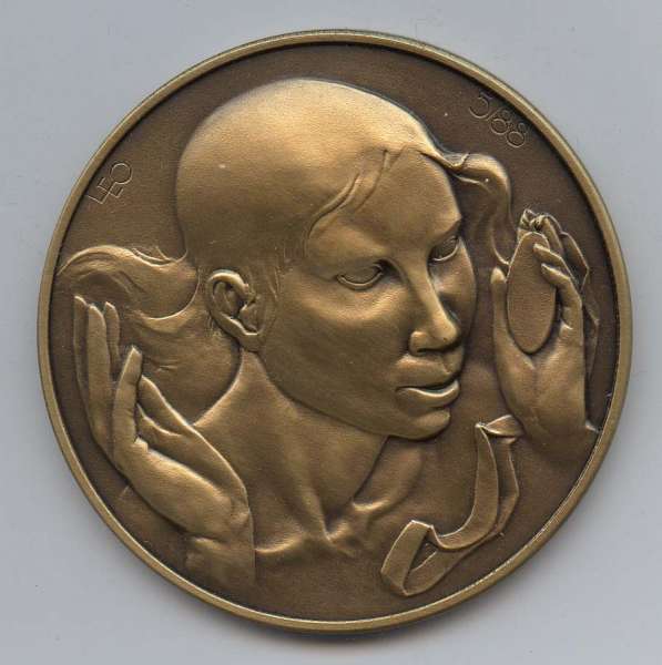 VAN HERWEGEN Leo  -  Joy
VAN HERWEGEN Leo  (Belgian artist, born 1943)

1989  Joy (Vreugde) – 69,5 mm. – bronze by Mauquoy-Tramaux & Co 
