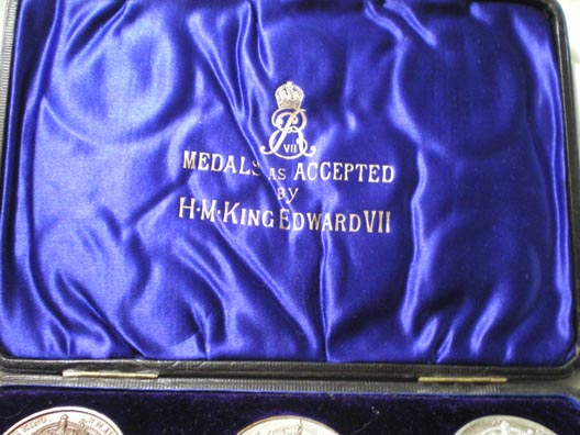 THE A. FENWICK 1902 SPECIMEN CORONATION SET
                 Medals as Approved by H.M.Edward VII

Contains Coronation Medals and Mules from the designer A. Fenwick, a prominent name in the artist community during the reign of  Edward. The set includes 8 medals.
 British Historical medals #'s 3758, 3759, 3763, 3764, 3843 and 3 differing metal Mules not listed in BHM. Original case. This set is not mentioned as an item that was for sale or compiled for commercial use.
