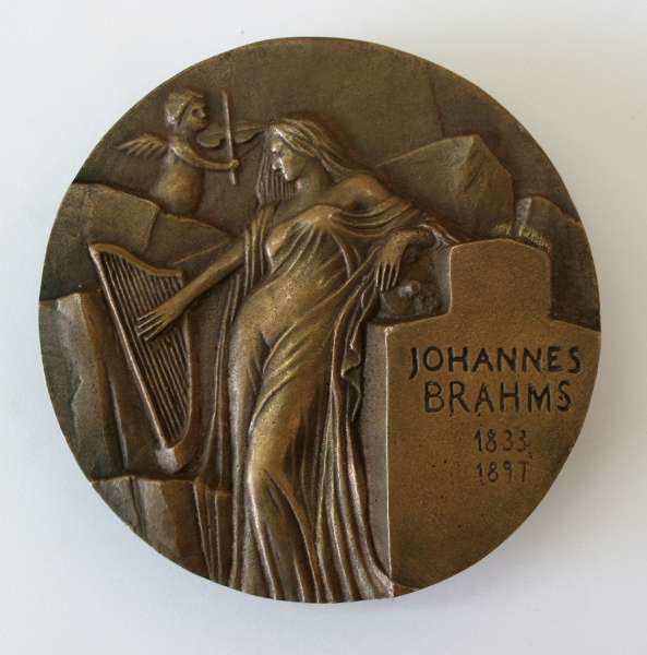 Johannes Brahms rv 
Johannes Brahms rv 12 cm by N. Vudrag
Keywords: portrait classical contemporary medal bronze Vudrag vudrag_medals