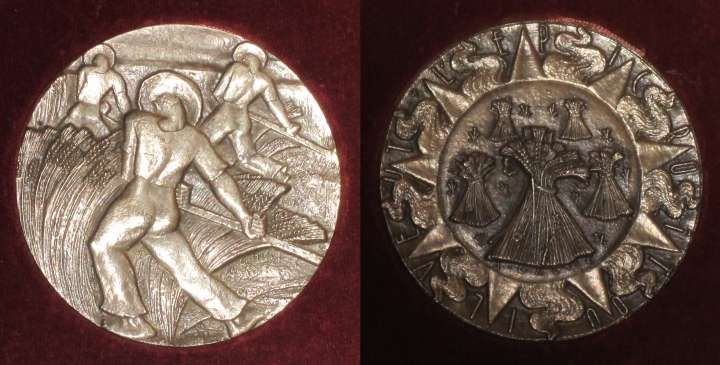 Hunger
Silver medal ("1argent" and cornucopia and date 1969 struck on edge) issued for the Comit Franais pour la Campagne Mondiale contre la Faim: legend struck on opposite side of edge "C.F.C.M.F SEMAINE NATIONALE 1968"; obverse shows wheat reapers with scythes, reverse has sheaves in center surrounded by sun and rivers. All around in spaced characters is the motto "L'EPI CROT O IL VEUT*".
