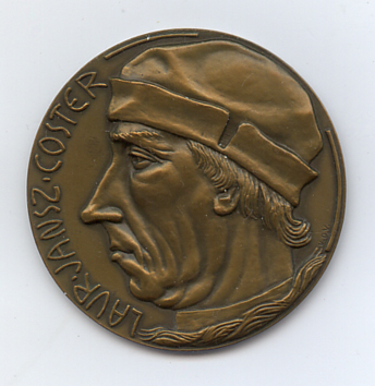 VAN DER VEEN Gerrit - Laurens Coster
VAN DER VEEN Gerrit  (1902-1944)

1934	Laur. Jansz. Coster
		Federatie Boekdrukkerijen Bonden 1909-1934  60 mm.
The Dutch printer Laurens Coster is considered, with Guetenberg, to be one of the founding fathers of book printing.
Medal for the Federation of Dutch bookprinting Unions

A fine expressive portrait by a Dutch sculptor who is even more remembered for his heroism in the resistance movement during the second world-war.
