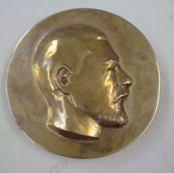 self portrait "sign of the time" av by N. Vudrag
self-portrait "sign of the time" at 20 years (now 23) 10cm bronze av
Keywords: portrait classical contemporary medal bronze Vudrag vudrag_medals